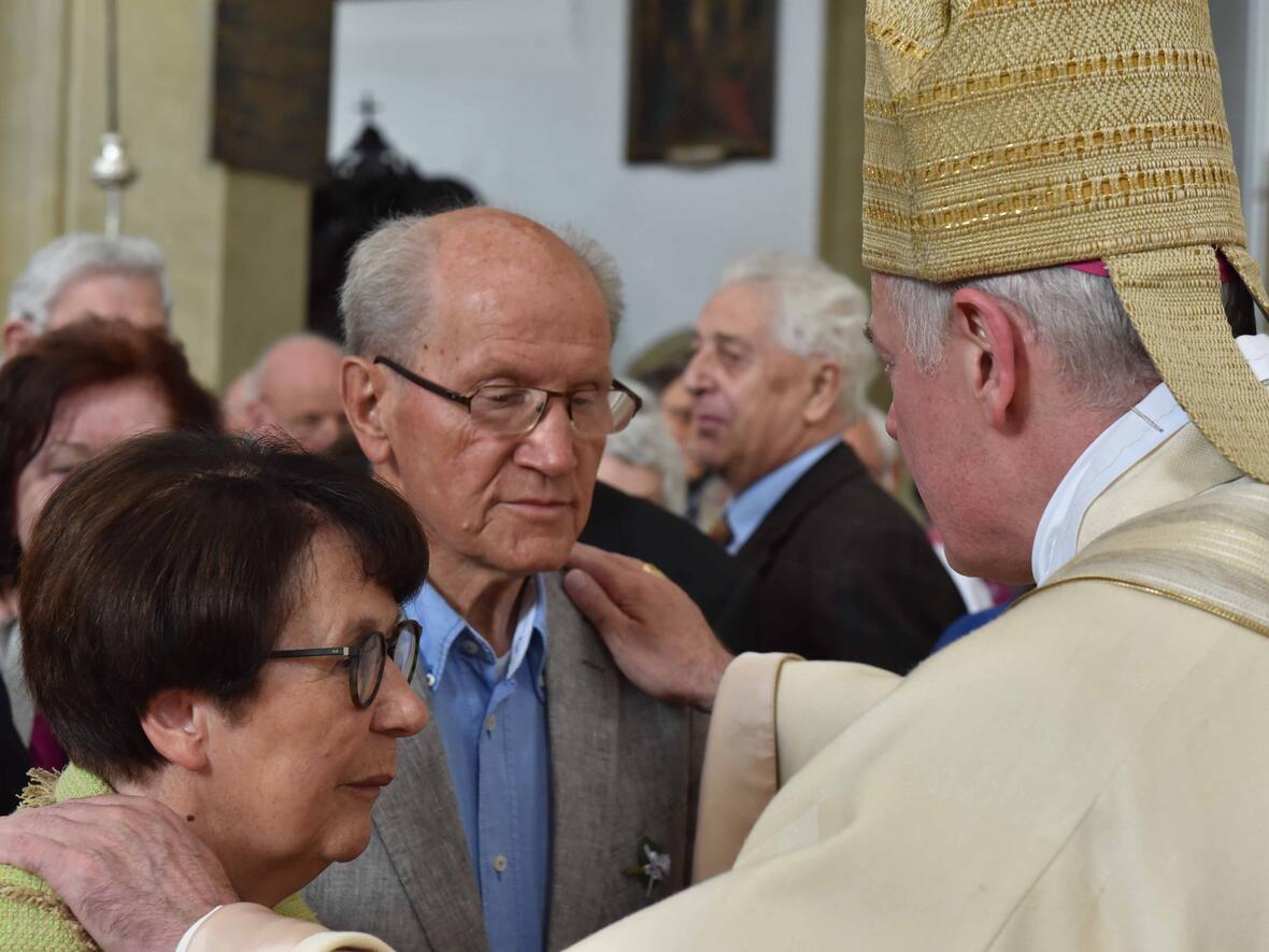 Nach dem Pontifikalamt konnten die Ehepaare den Einzelsegen empfangen. Foto: Maria Steber /pba.