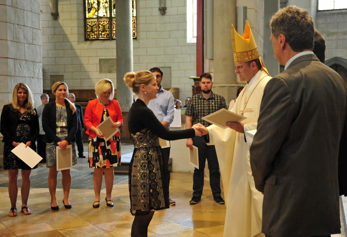 Weihbischof Florian Wörner erteilt 109 neuen Religionslehrern die kirchliche Lehrerlaubnis. (Fotos: pba/Romana Kröling)