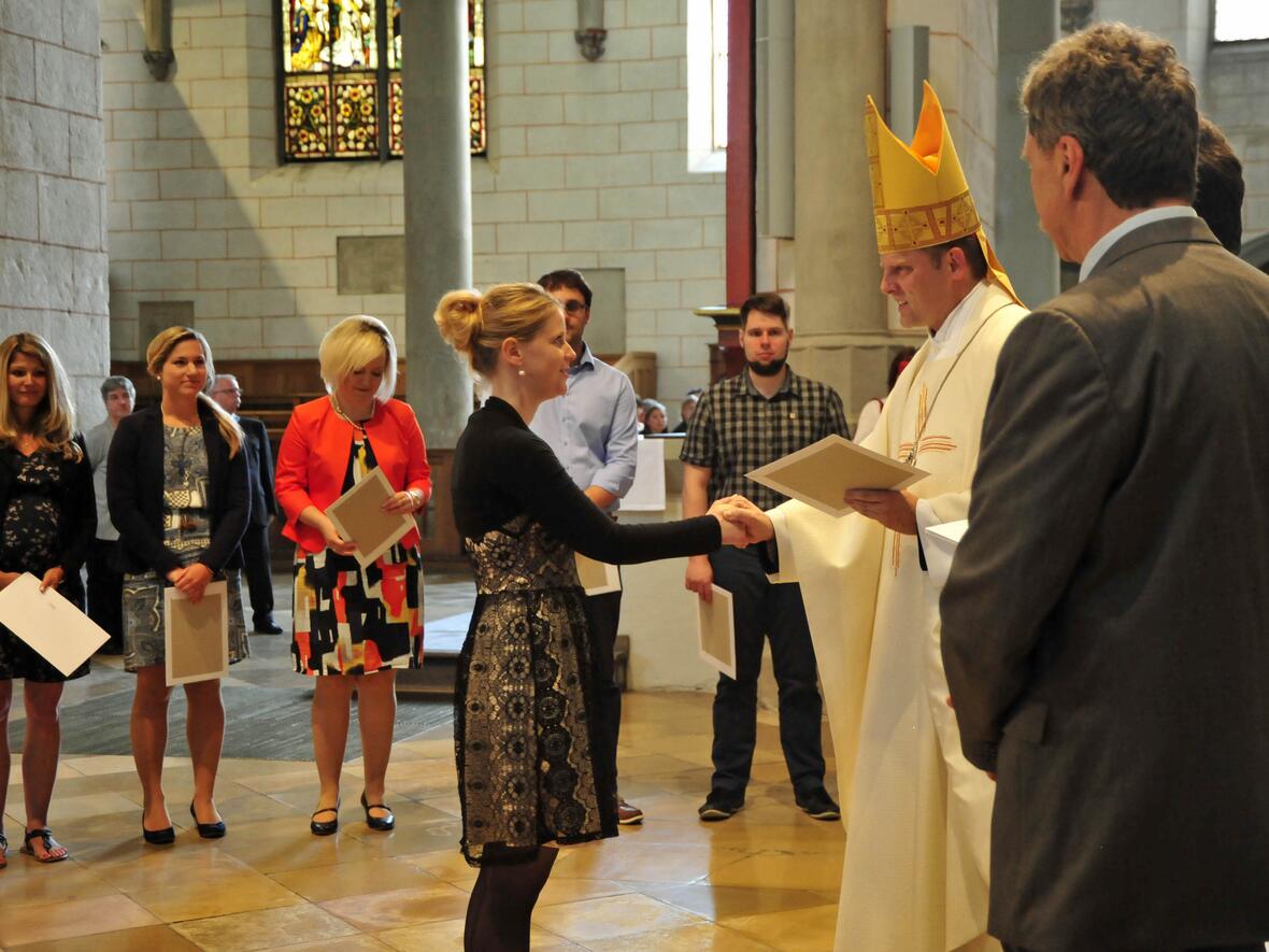 Weihbischof Florian Wörner erteilt 109 neuen Religionslehrern die kirchliche Lehrerlaubnis. (Fotos: pba/Romana Kröling)