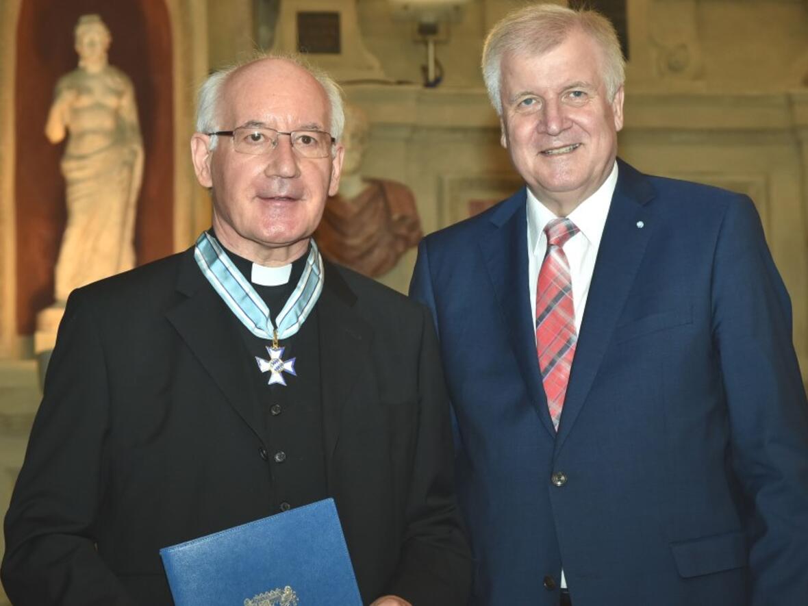 Prälat Dr. Eugen Kleindienst und Ministerpräsident Horst Seehofer. (Foto: Bayerische Staatskanzlei/Rolf Poss)