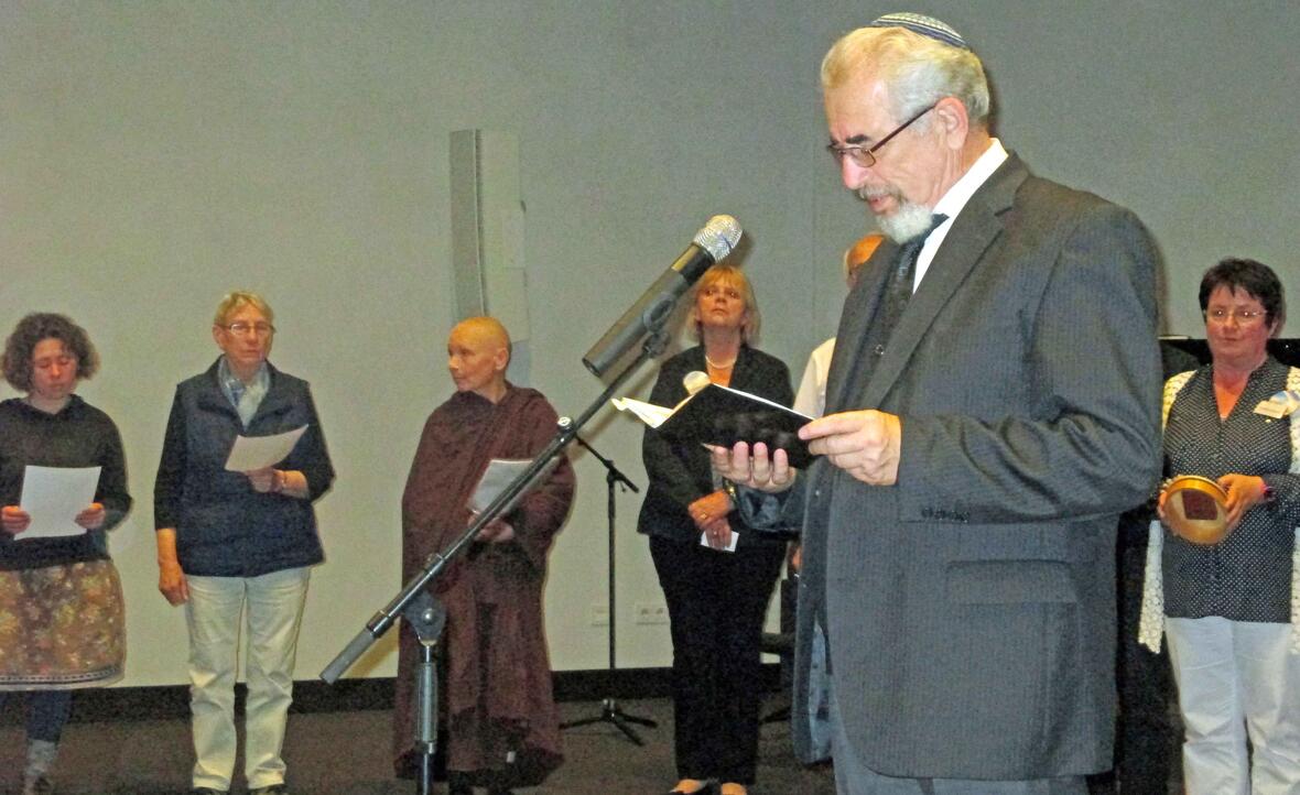Zum Abschluss der Begegnung trugen Religionsvertreterinnen und -vertreter Friedenswünsche vor. Am Mikrofon Marjan Abramovitsch von der Israelitischen Kultusgemeinde Augsburg. (Foto: Bernhard Scholz)