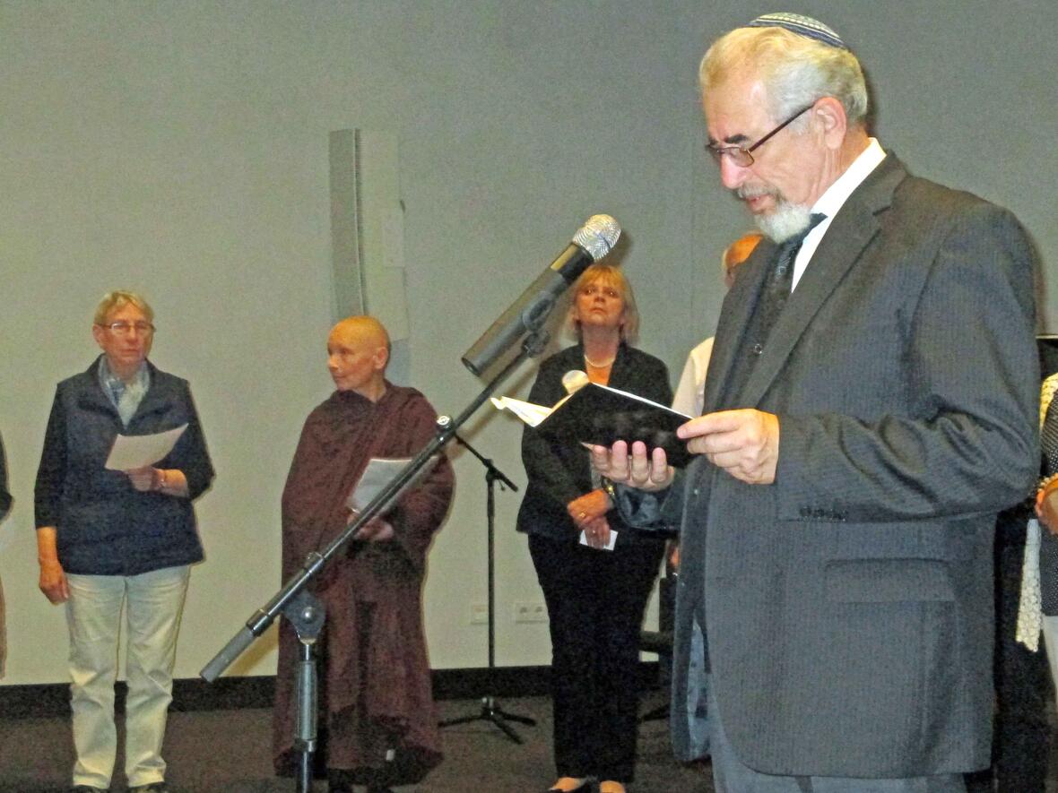 Zum Abschluss der Begegnung trugen Religionsvertreterinnen und -vertreter Friedenswünsche vor. Am Mikrofon Marjan Abramovitsch von der Israelitischen Kultusgemeinde Augsburg. (Foto: Bernhard Scholz)