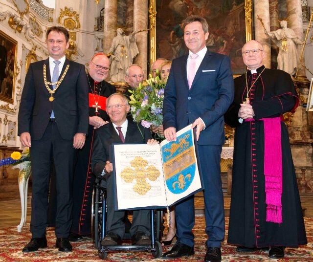 Bei der Verleihung an Bundesminister Dr. Wolfgang Schäuble in der Dillinger Studienkirche. (Foto: Jan Koenen)