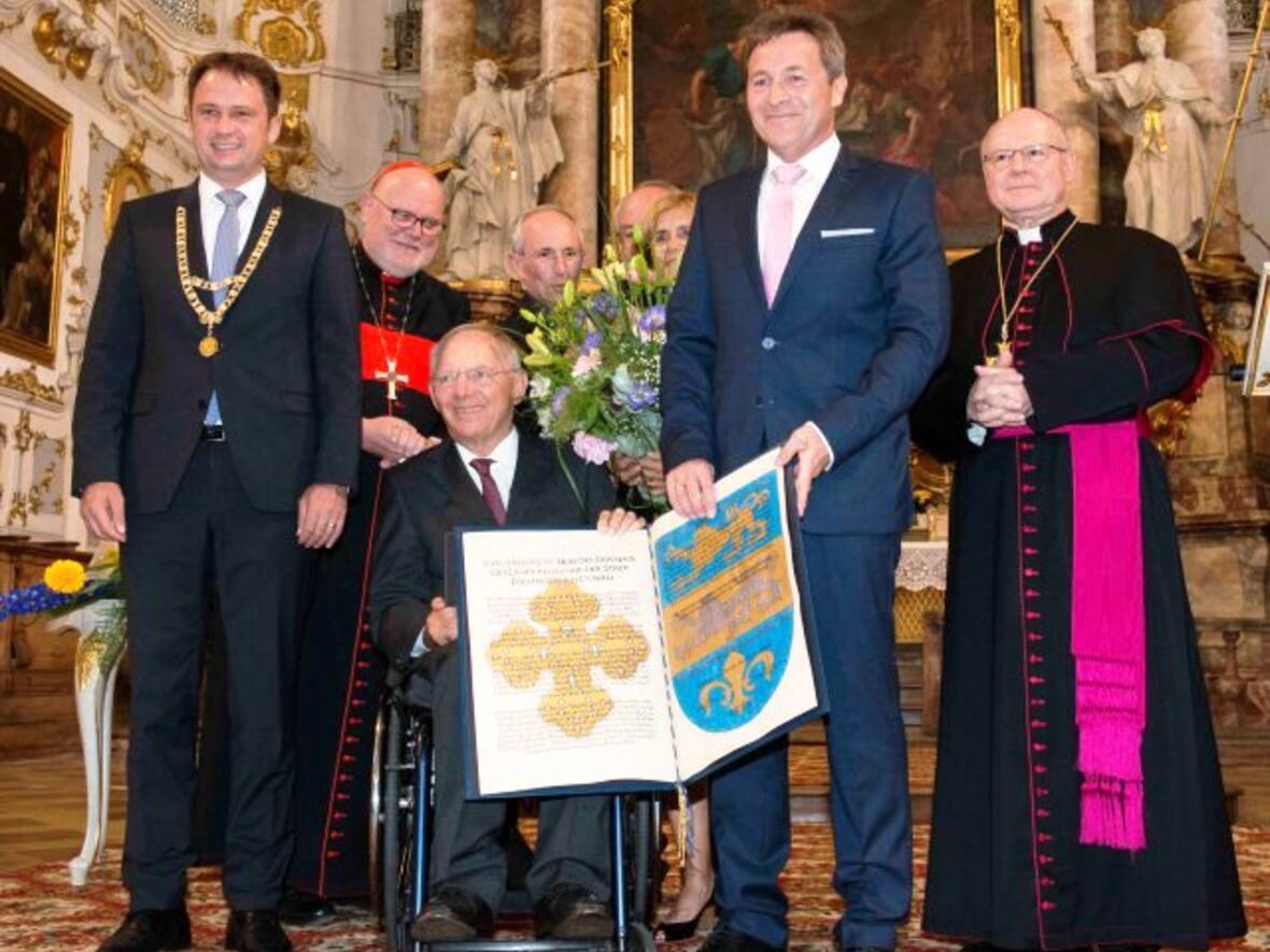 Bei der Verleihung an Bundesminister Dr. Wolfgang Schäuble in der Dillinger Studienkirche. (Foto: Jan Koenen)