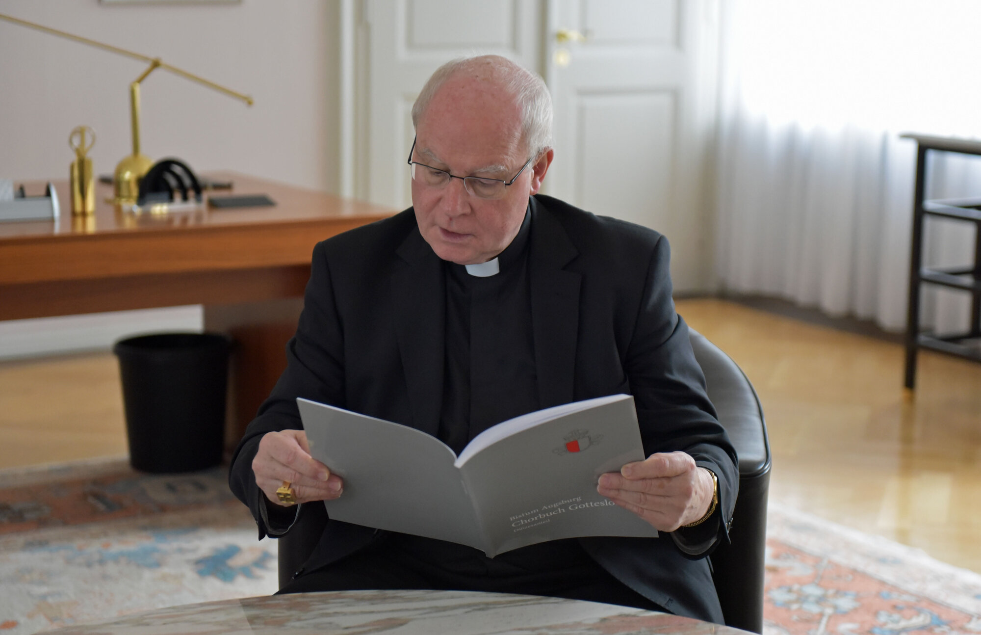 Bischof schaut Chorbuch an_web