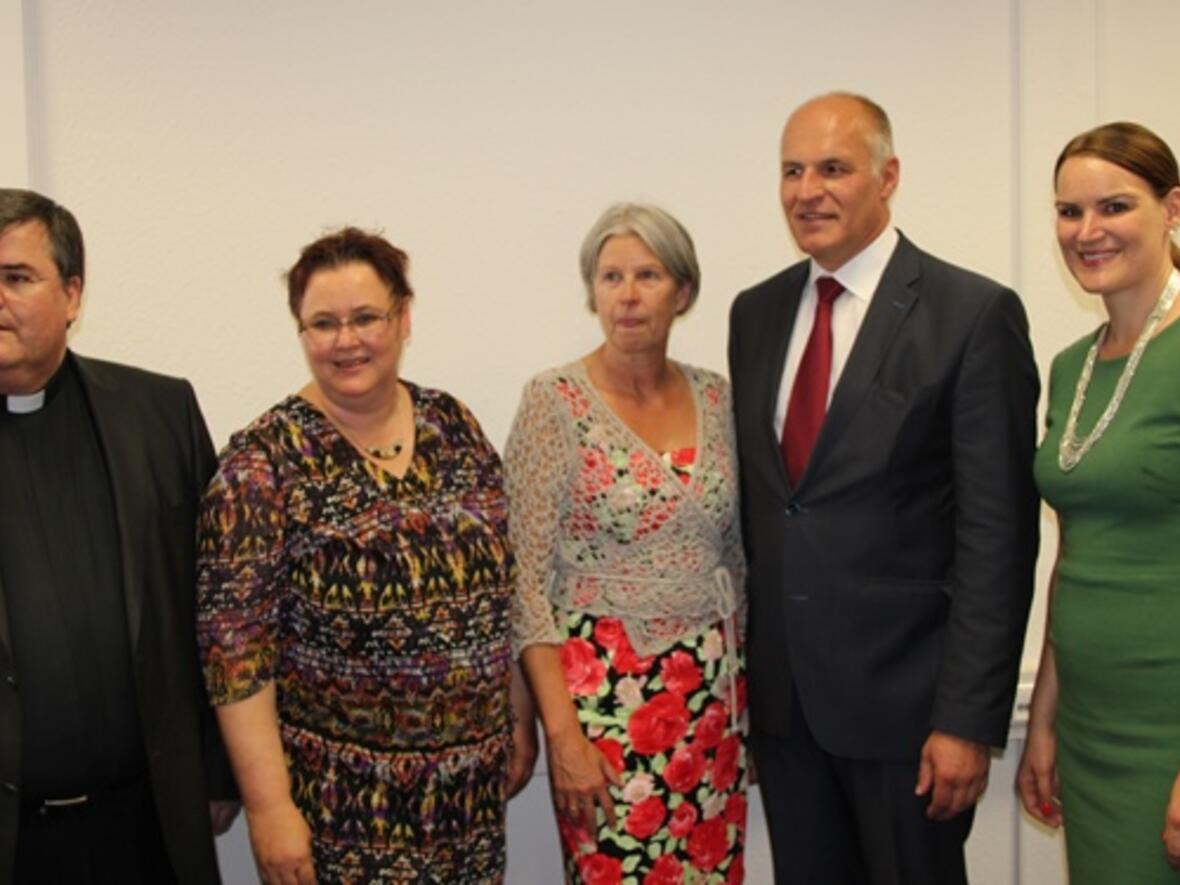 (v.l.) Generalvikar Harald Heinrich, Geschäftsführerin Marina Kobriger, Vorsitzende Gudrun Schubert, OB Dr. Kurt Gribl sowie 2. Bürgermeisterin Eva Weber. (Foto: SkF)