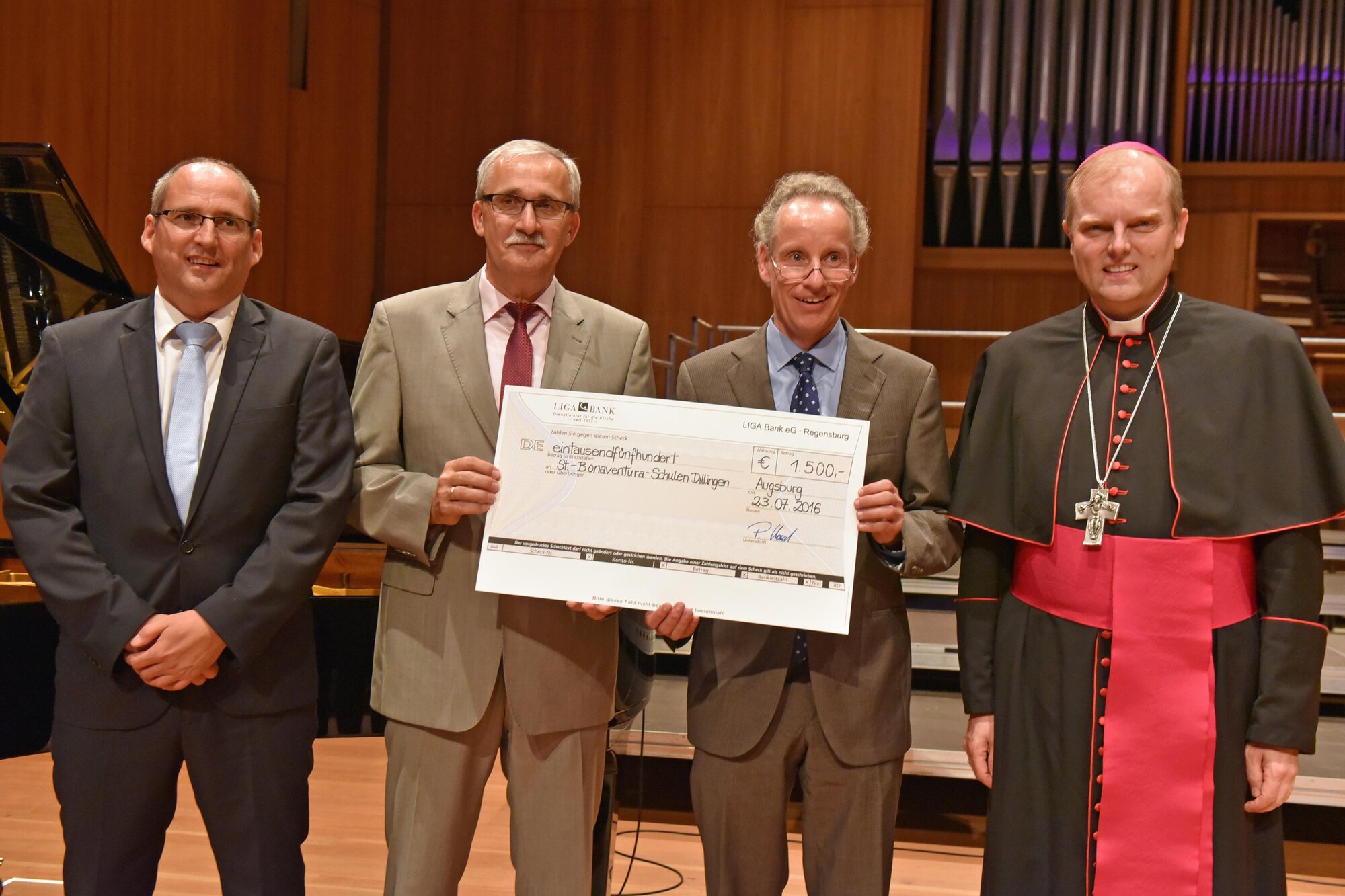(v.l.) Peter Kosak, Leiter des Schulwerks, Franz Haide, Schulleiter des St.-Bonaventura-Gymnasiums, Martin Bannert, Schulleiter der St.-Bonaventura-Realschule, und Weihbischof Florian Wörner (Foto: pba/Romana Kröling)