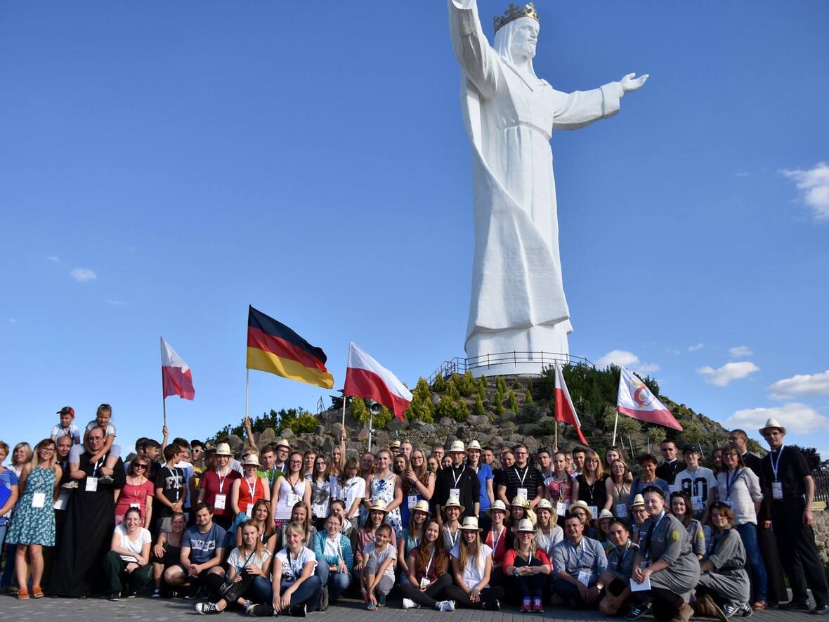 Die deutsch-polnische Gruppe unter der Christus-König-Statue in Swiebodzin. (Foto: Agnieszka Kleijbach)