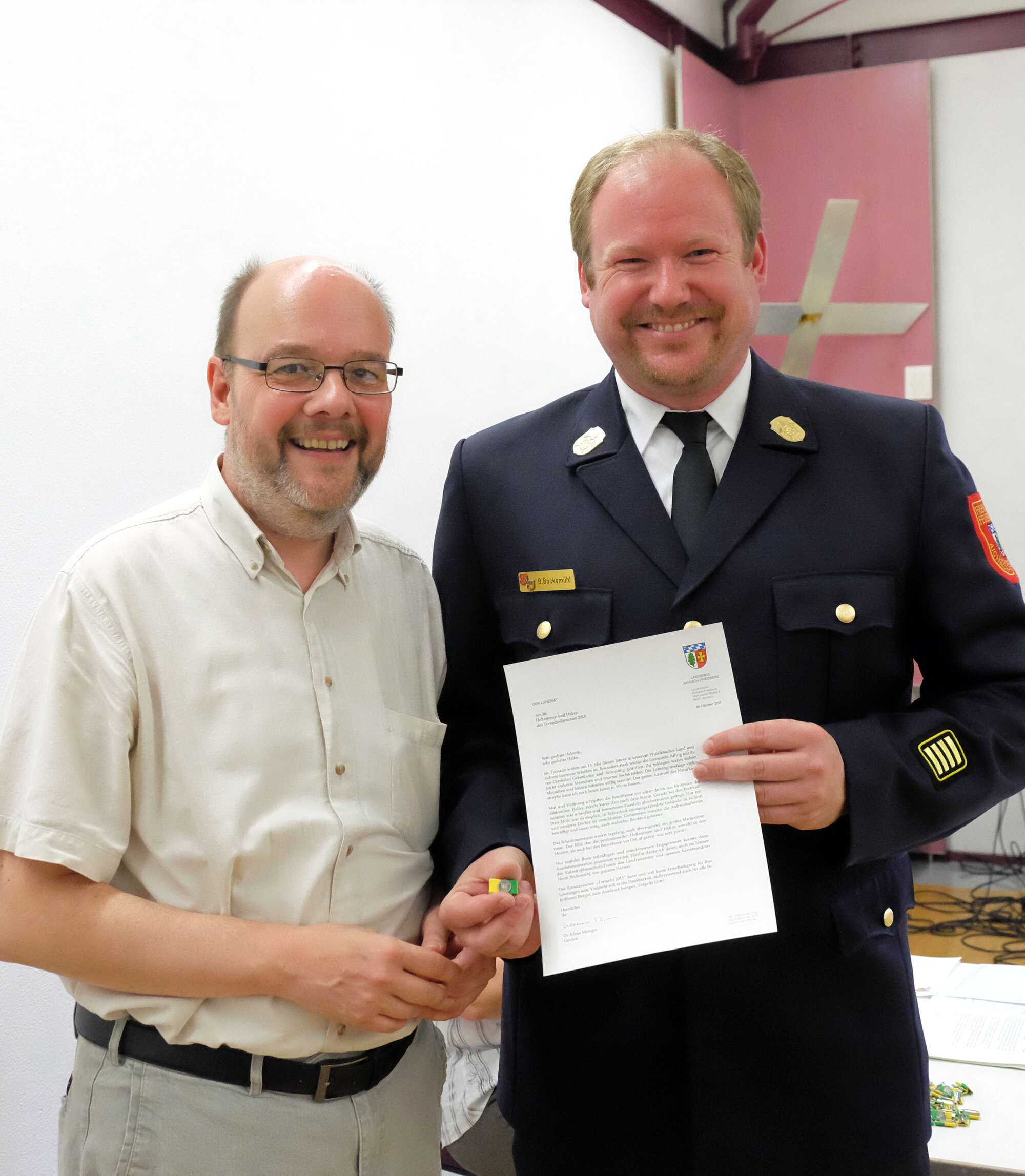 Kreisbrandrat Ben Bockemühl (rechts) dankt dem Leiter der Notfallseelsorge Diakon Dr. Edgar Krumpen. (Foto: Barbara Adorf)