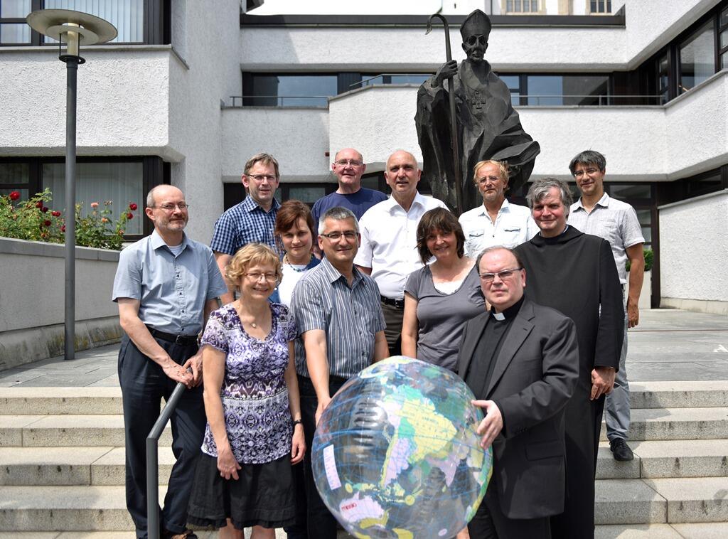 Der Arbeitskreis „Schöpfung bewahren“ des Bistums Augsburg mit dem Schirmherr des Schöp-fungspreises Prälat Dr. Bertram Meier (vorne rechts). (Foto: Nicolas Schnall/Pressestelle Bistum Augsburg)