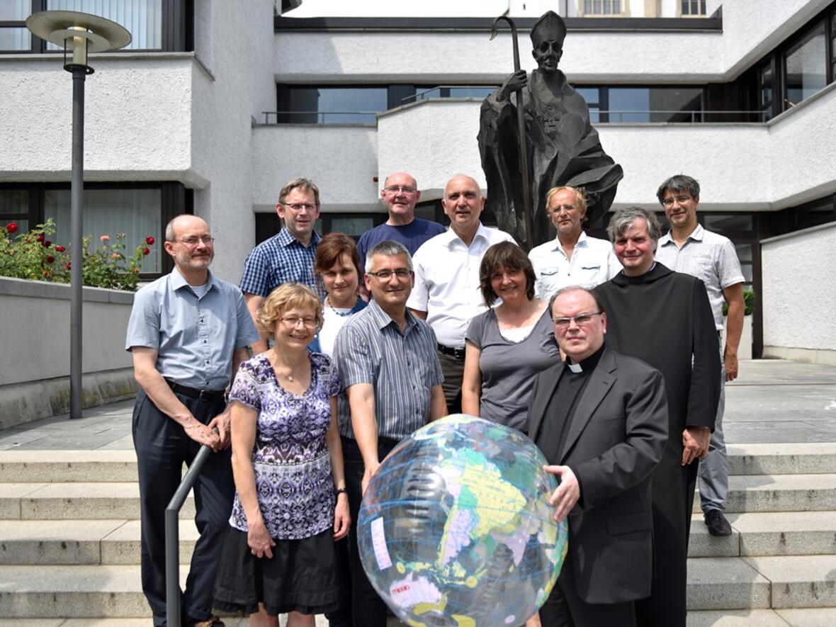 Der Arbeitskreis „Schöpfung bewahren“ des Bistums Augsburg mit dem Schirmherr des Schöp-fungspreises Prälat Dr. Bertram Meier (vorne rechts). (Foto: Nicolas Schnall/Pressestelle Bistum Augsburg)