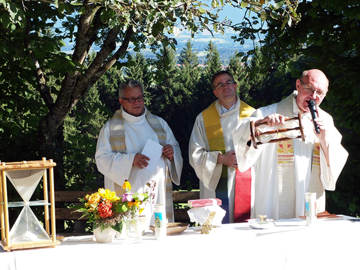 KLJB-Diözesanseelsorger Dr. Gerhard Höppler feierte zusammen mit dem scheidenden BDKJ-Diözesanpräses P. Christoph Lentz und Pater Roman Löschinger den Gottesdienst (von rechts). (Foto: KLJB)