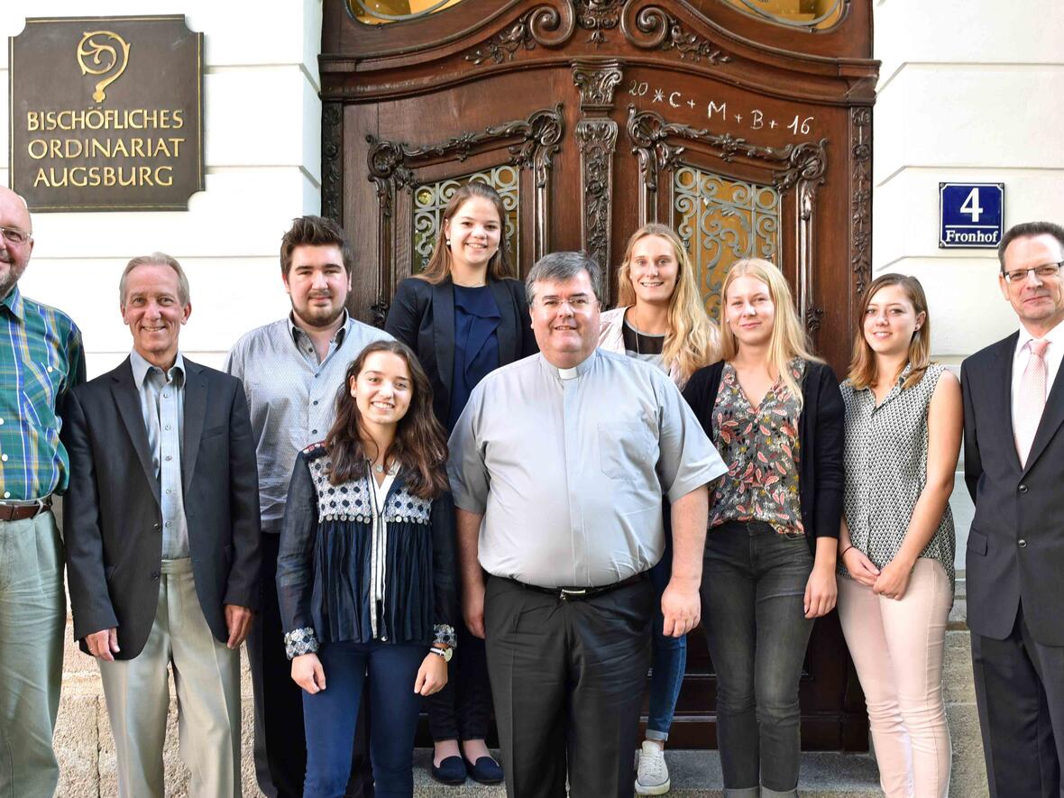 BU: (v.l.) die beiden Ausbildungsleiter Robert Komor und Peter Wagner, Marcel Stottmeister, Jennifer Reiner, Magdalena Hammerl, Generalvikar Harald Heinrich, Marie Theres Mederer, Ramona Stegmeir, Lena Tuschl sowie Diözesan-Rechtsdirektor Reiner Sroka. (Foto: Nicolas Schnall/pba)