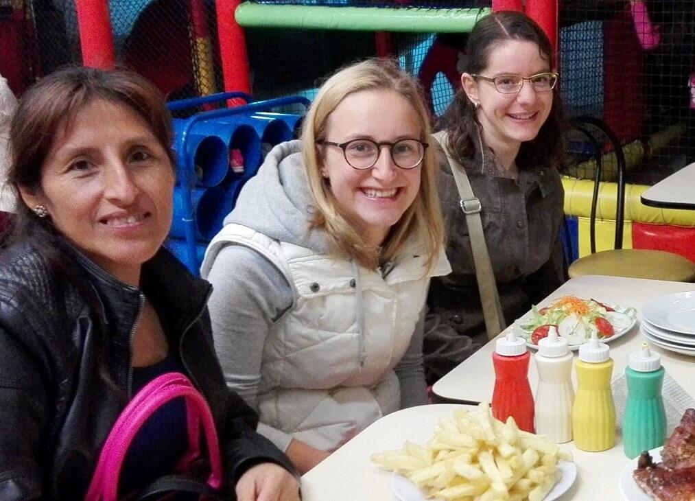 (v.l.) Gastmutter und Schulleiterin Janet Sanchez Saltachin mit Lea Kaiser und Nathalie Reisacher (Foto: privat)