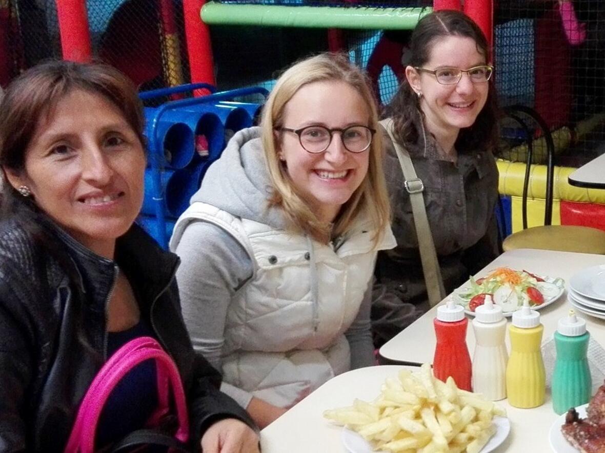 (v.l.) Gastmutter und Schulleiterin Janet Sanchez Saltachin mit Lea Kaiser und Nathalie Reisacher (Foto: privat)