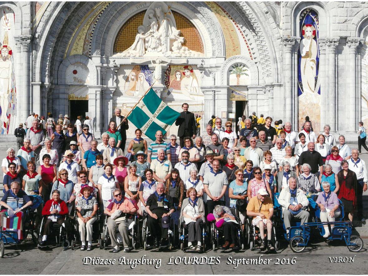 Die Teilnehmer der Diözesanwallfahrt 2016 vor der Rosenkranzbasilika in Lourdes. (Foto: Diözesan-Pilgerstelle)