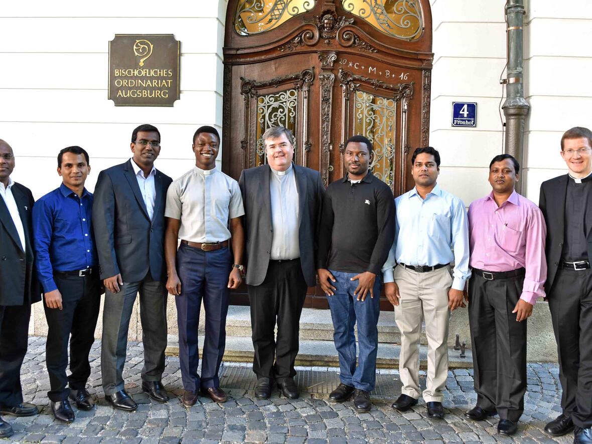 (v.l.) Pater Babu Pereppadan, Pater Joseph Binu Kachappilly (Pfarrei Hlgst. Herz Jesu), Pater Shanoj Arackal Mathew (PG Gersthofen), Isidore Uko (Pfarrei St. Ulrich und Afra), Generalvikar Harald Heinrich, Isaac Ternenge Shityo (PG Augsburg-Kriegshaber), Pater Jijo Jose Puthussery (Pfarrei St. Anton), Pater Nirdosh Kujur, Domvikar Martin Riß. Auf dem Bild fehlt noch Hrudaya Raj Gade, der im Oktober seinen Dienst in der PG St. Georg/St. Maximilian/St. Simpert antritt. (Foto: Nicolas Schnall/pba)