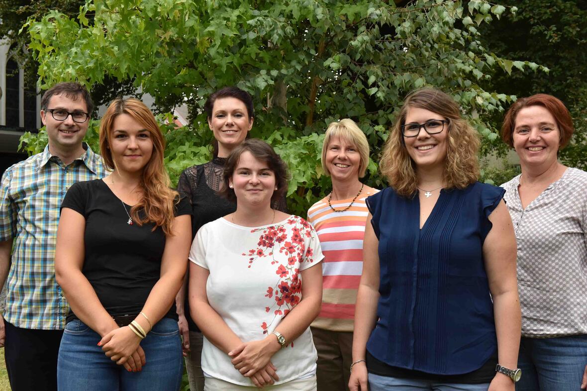 Nikolaus Matosevic, Sina Pitschen, Judith Krug, Dorothee Schindler (alle Pastoralasstistent/-innen), Julia Dorille, Sabrina Jehle, Marlies Landherr (alle Gemeindeassistentinnen) (v.links). Foto: Maria Steber /pba.