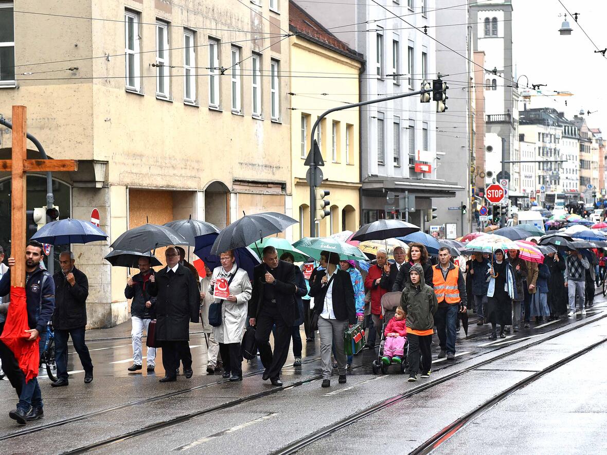 Schweigemarsch vom Rathausplatz zum Dom. (Fotos: pba/Romana Kröling)
