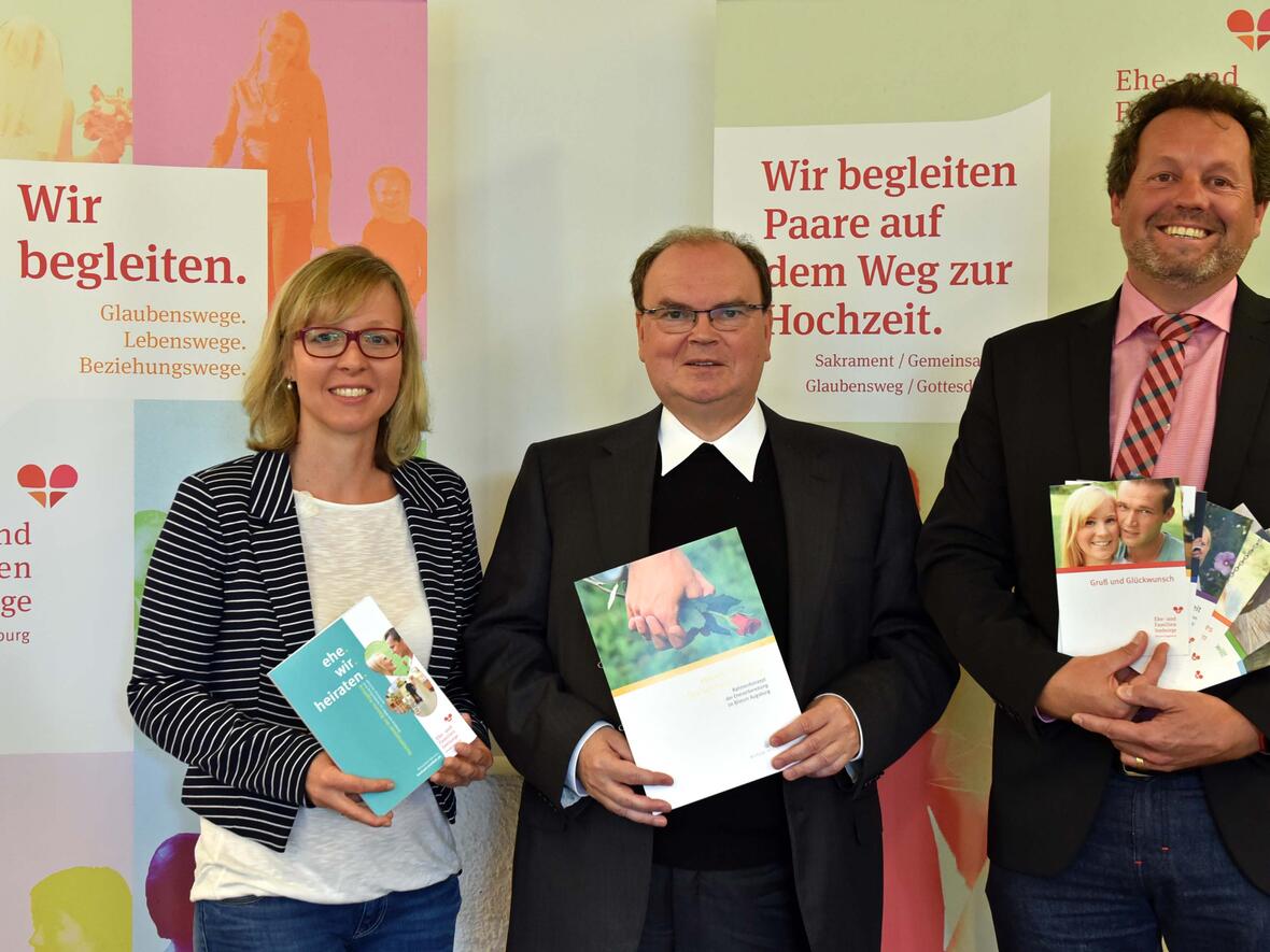 (v.r.) Christian Öxler, Leiter der Ehe- und Familienseelsorge und Diözesanfamilienseelsorger, Prälat Dr. Bertram Meier, Leiter des Bischöflichen Seelsorgeamts, und Kerstin Steffe, Pastoralreferentin in der Augsburger Außenstelle der Ehe- und Familienseelsorge, stellten heute das neue Rahmenkonzept und die Materialien zur Ehevorbereitung vor. (Foto: pba/Romana Kröling)