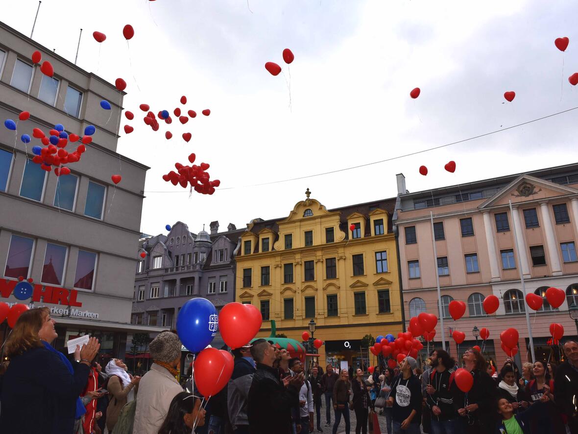 Viele Herzen flogen da in die Luft: Zum "Internationalen Tag des Friedens" hat der Frauenbund für ein respektvolles Miteinander geworben. (Fotos: Maria Steber/pba). 