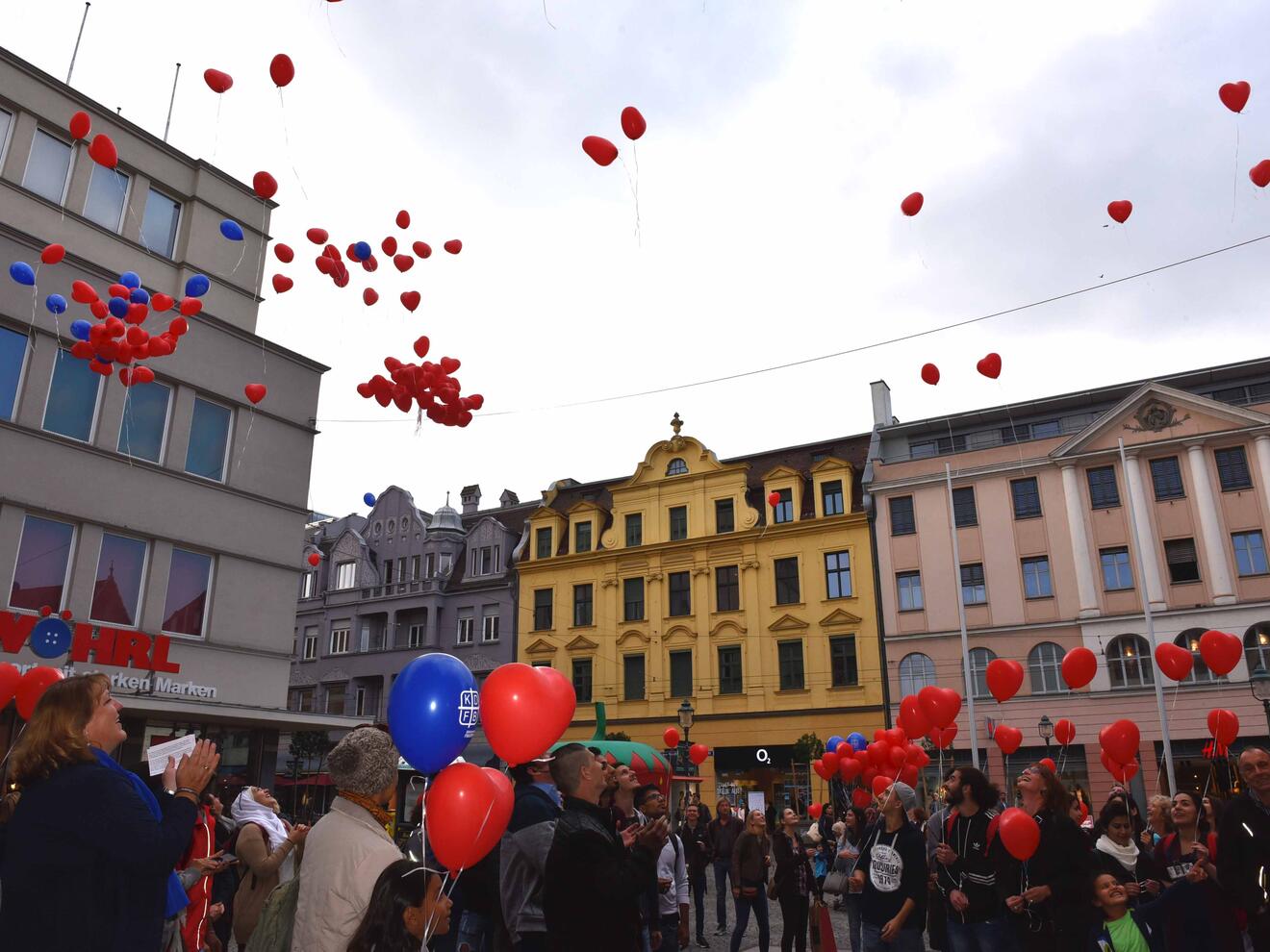 Viele Herzen flogen da in die Luft: Zum "Internationalen Tag des Friedens" hat der Frauenbund für ein respektvolles Miteinander geworben. (Fotos: Maria Steber/pba). 