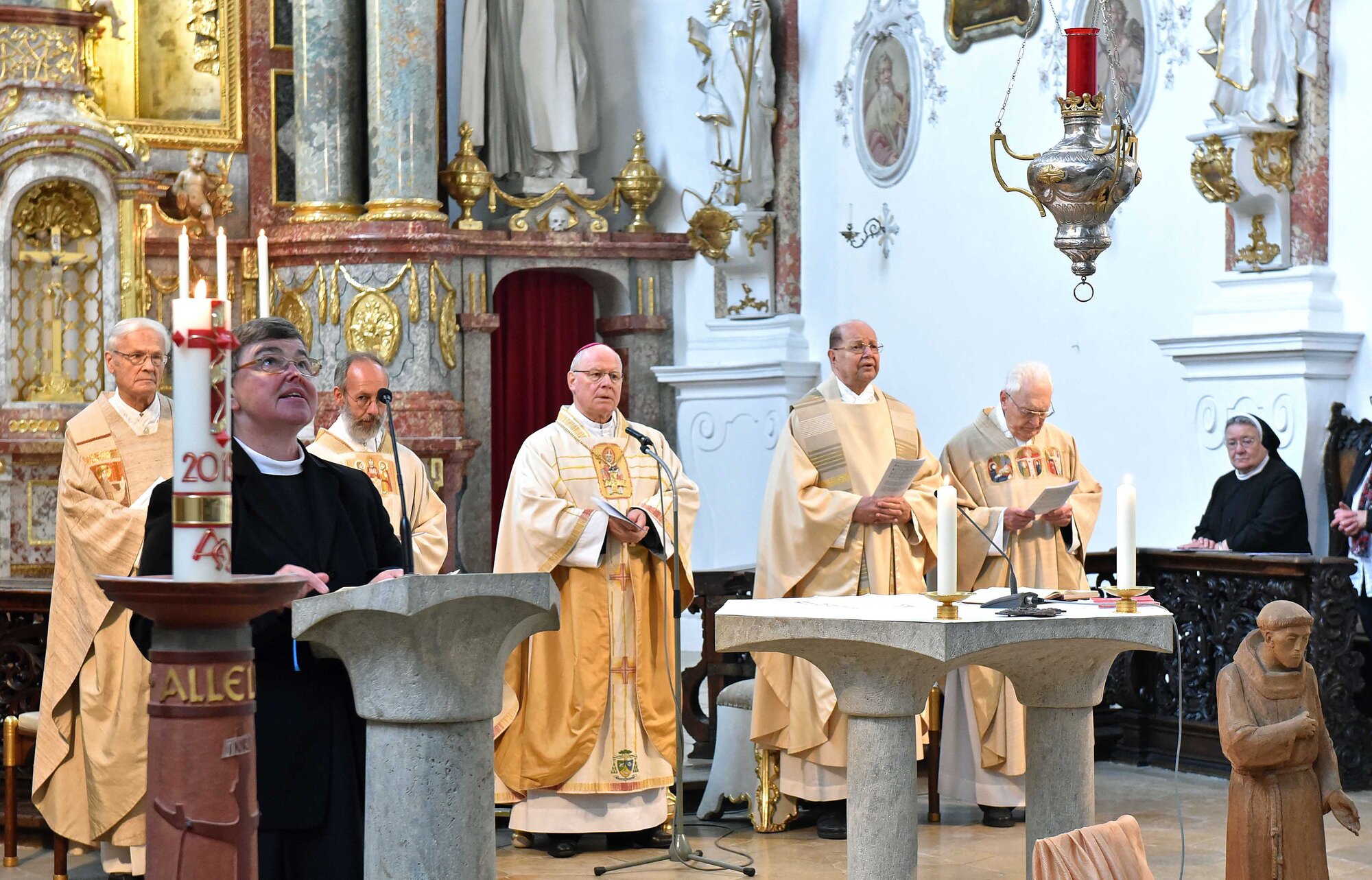 Schwester Elke Prochus begrüßt Bischof Konrad und lenkt den Blick auf die frisch renovierte Kirche.