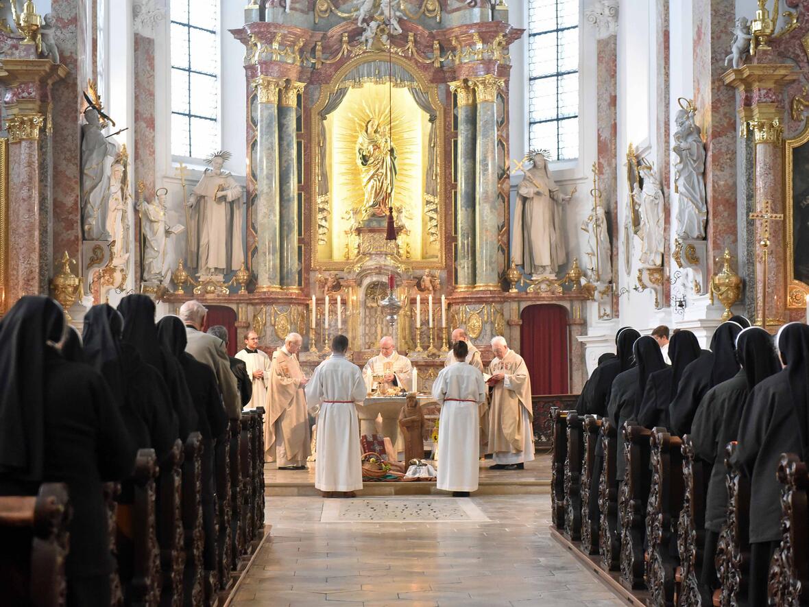 Bischof Konrad feiert mit den Dillinger Franziskanerinnen die Wiedereröffnung der Klosterkirche Maria Medingen. (Fotos: pba/Romana Kröling)
