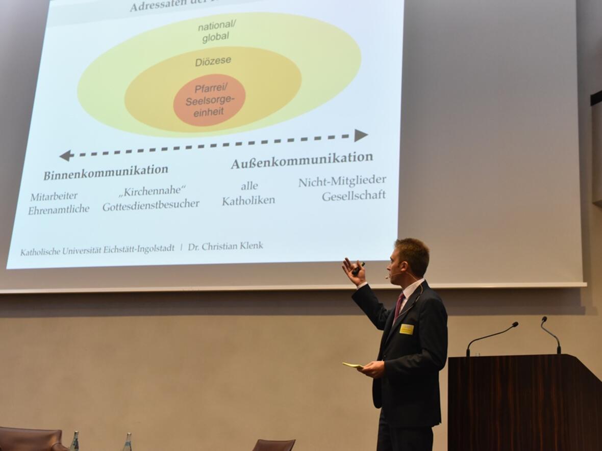 Den Impulsvortrag hielt Dr. Christian Klenk, Diplom-Journalist und Leiter der Stabsabteilung Entwicklung und Kommunikation der Katholischen Universität Eichstätt-Ingolstadt.