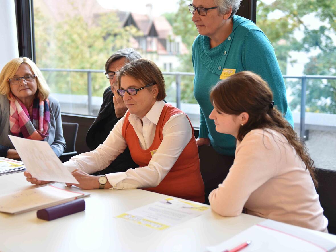 Gemeinsam auf der Suche nach einer Lösung:Gruppenarbeit bei der Foto-Werkstatt. 