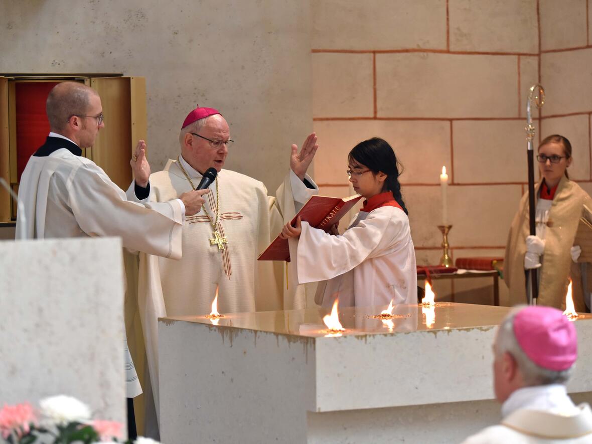 Am Ende der Altarweihe stand des Segensgebeit. (Foto: Nicolas Schnall/pba)