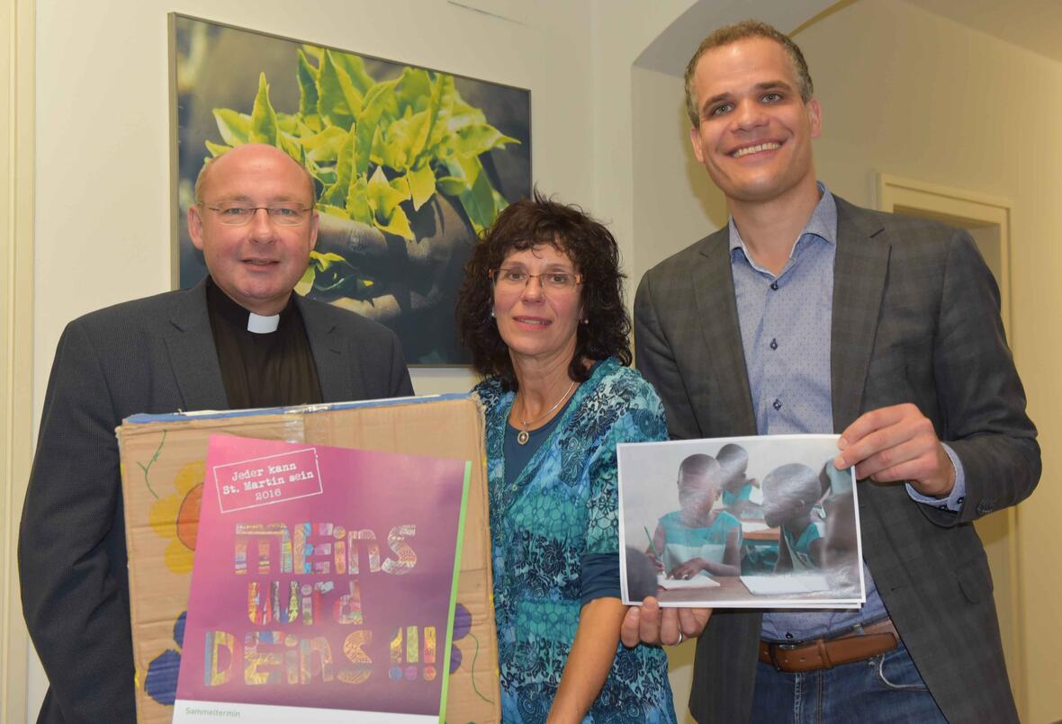 Pfarrer Dr. Ulrich Lindl, Leiter der Hauptabteilung Kirchliches Leben, Maria Kalik von der Kindertagesstätte St. Gallus Steppach und Gregor Uhl, Geschäftsführer der aktion hoffnung. (Foto: Maria Steber/pba.)