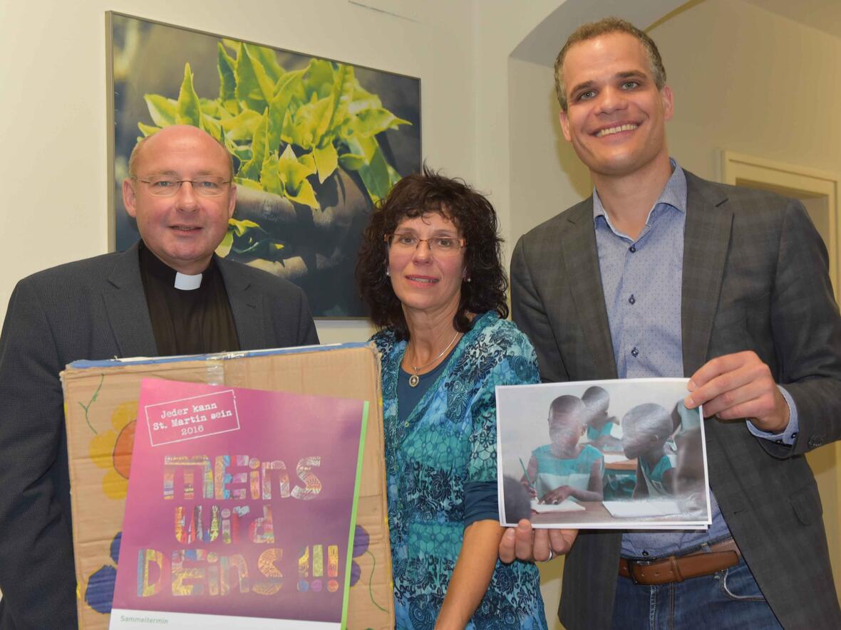 Pfarrer Dr. Ulrich Lindl, Leiter der Hauptabteilung Kirchliches Leben, Maria Kalik von der Kindertagesstätte St. Gallus Steppach und Gregor Uhl, Geschäftsführer der aktion hoffnung. (Foto: Maria Steber/pba.)