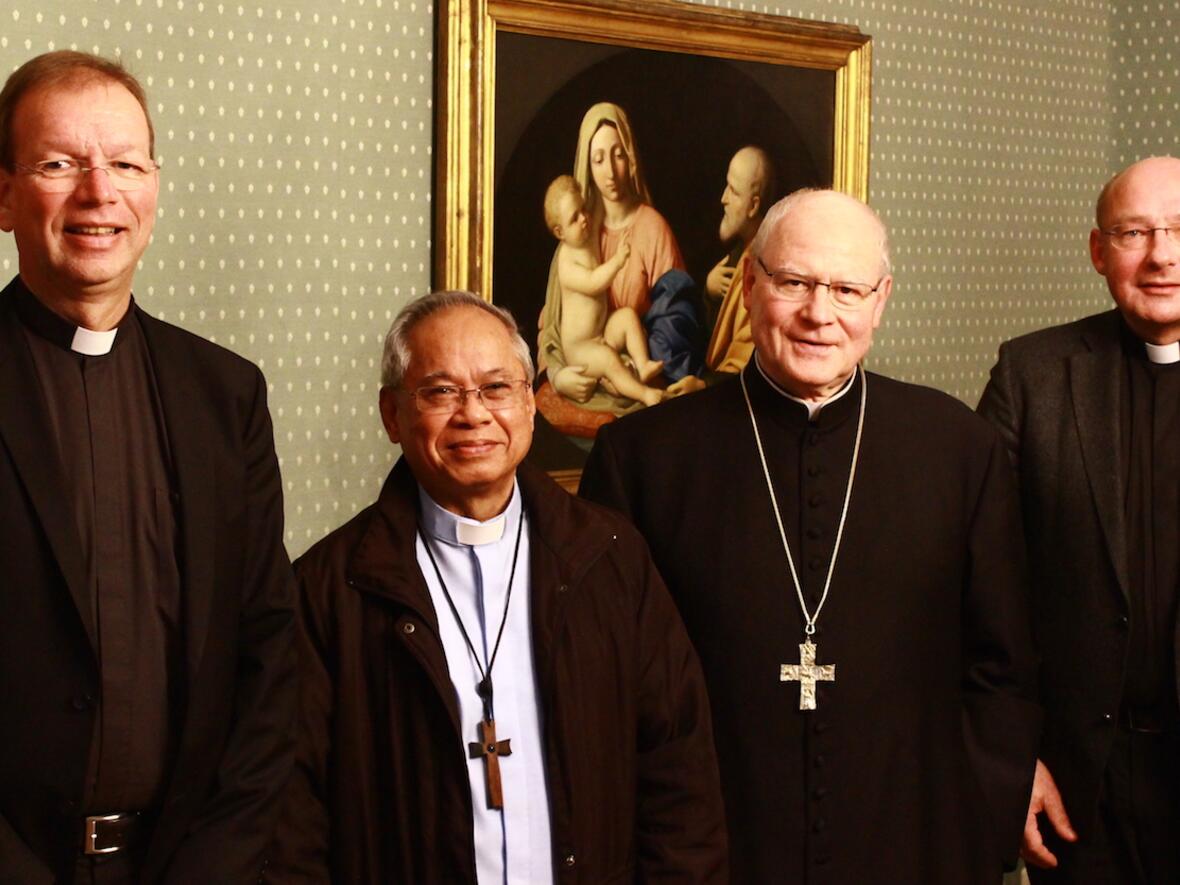 Haben sich heute im Augsburger Bischofshaus getroffen (v.l.): Msgr. Wolfgang Huber, Kardinal Orlando B. Quevedo, Bischof Konrad Zdarsa, Pfarrer Ulrich Lindl. (Foto: Johannes Steber)