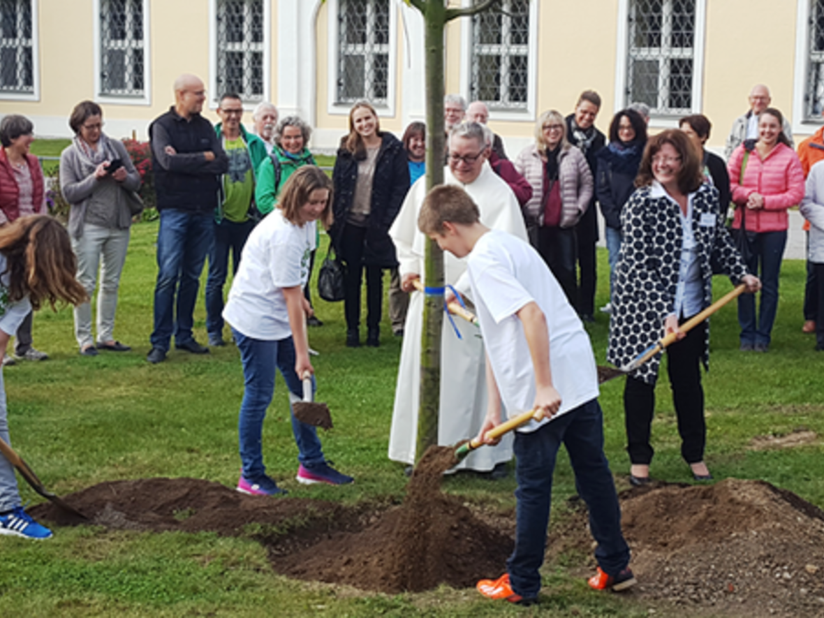 Symbolischer Beitrag zum Erhalt der Schöpfung: Teilnehmer aus den Dekanaten beteiligten sich an der Baumpflanzaktion. Hier rechts auf dem Bild Diözesanratsvorsitzende Hildegard Schütz zusammen mit den jugendlichen Botschaftern der Initiative Plant for the planet. (Foto: Diözesanrat der Katholiken)
