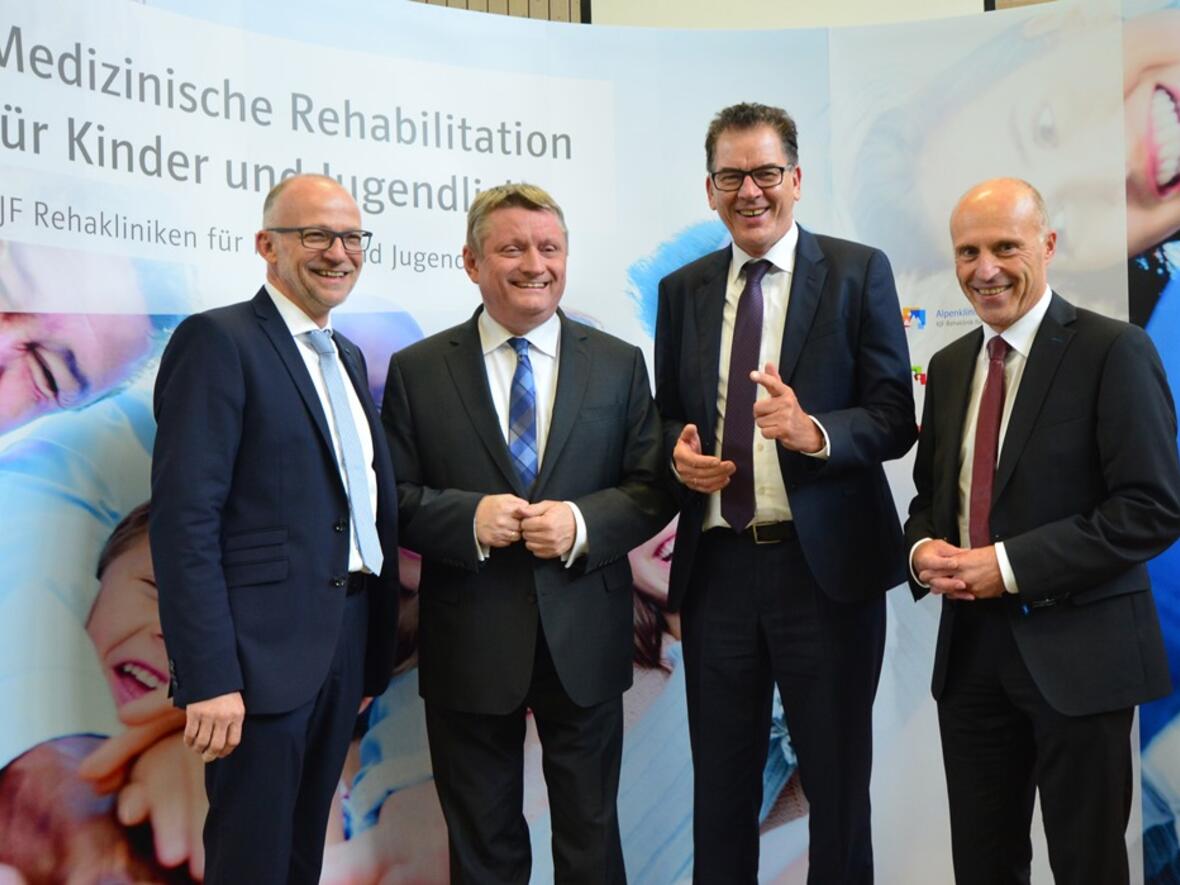 (v.l.) Dr. Bernhard Hoch von der KJF, Bundesgesundheitsminister Hermann Gröhe, Bundesentwicklungshilfeminister Dr. Gerd Müller und KJF-Direktor Markus Mayer in der Alpenklinik Santa Maria in Oberjoch. (Foto: KJF/Winfried Karg)