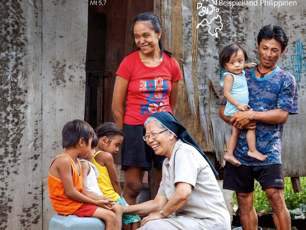 Auf dem Plakat zu sehen ist die philippinische Familie Espera, die in der Region um Tacloban City wohnt und vom Fischfang lebt. 2013 fegte der gewaltige Taifun Yolanda über das Gebiet und hinterließ große Zerstörung. Schwester Celine Saplala von den Tutzinger Missionsbenediktinerinnen begleitete die Familie durch die schwere Zeit und half nach dem Wirbelsturm mit, damit Eltern und Kinder ihr Leben wieder selbst in die Hand nehmen konnten.