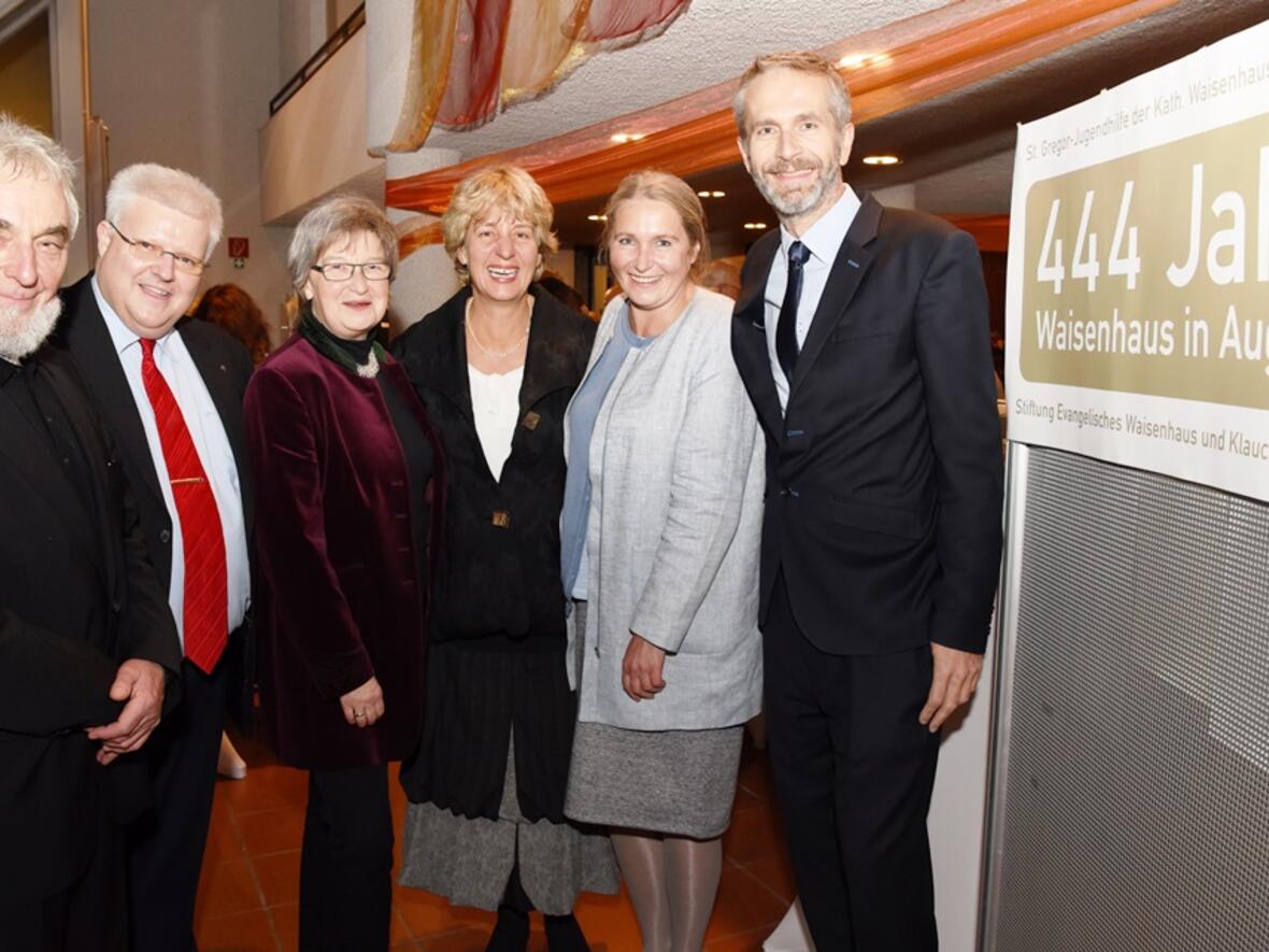 Den Abschluss ihres Jubiläums „444 Jahre Waisenhaus in Augsburg“ feierten Vertreter der St. Gregor Kinder-, Jugend- und Familienhilfe der Katholischen Waisenhaus-Stiftung Augsburg und der Evangelischen Kinder- und Jugendhilfezentrum der Stiftung Evangelisches Waisenhaus und Klauckehaus Augsburg mit einem Festabend. (Bild: Ruth Plössel)