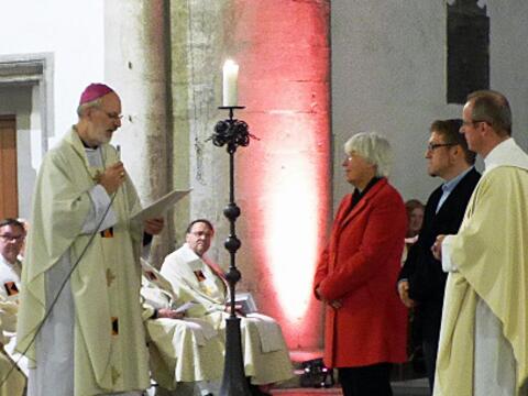 Der Kölner Weihbischof Ansgar Puff verliest bei der Bundesversammlung des Kolpingwerkes Deutschland die Beauftragungsurkunde der Deutschen Bischofskonferenz für die neue Geistliche Leiterin Rosalia Walter. (Foto: Johann Michael Geisenfelder)