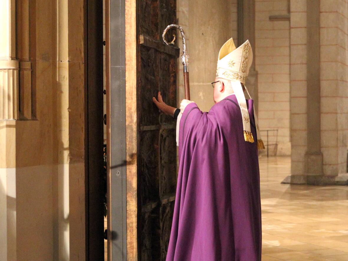 Vor einem Jahr hat Bischof Konrad die Heilige Pforte am Augsburger Dom geöffnet, nun wird sie wieder geschlossen. (Foto: pba/Annette Zoepf)