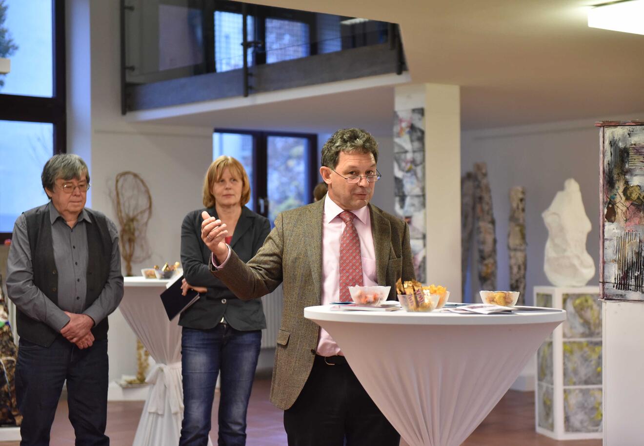 Einführende Worte zur Vernissage gab Dr. Anton Schuster, Leiter der Abteilung Fortbildung. Foto: Maria Steber/pba.  