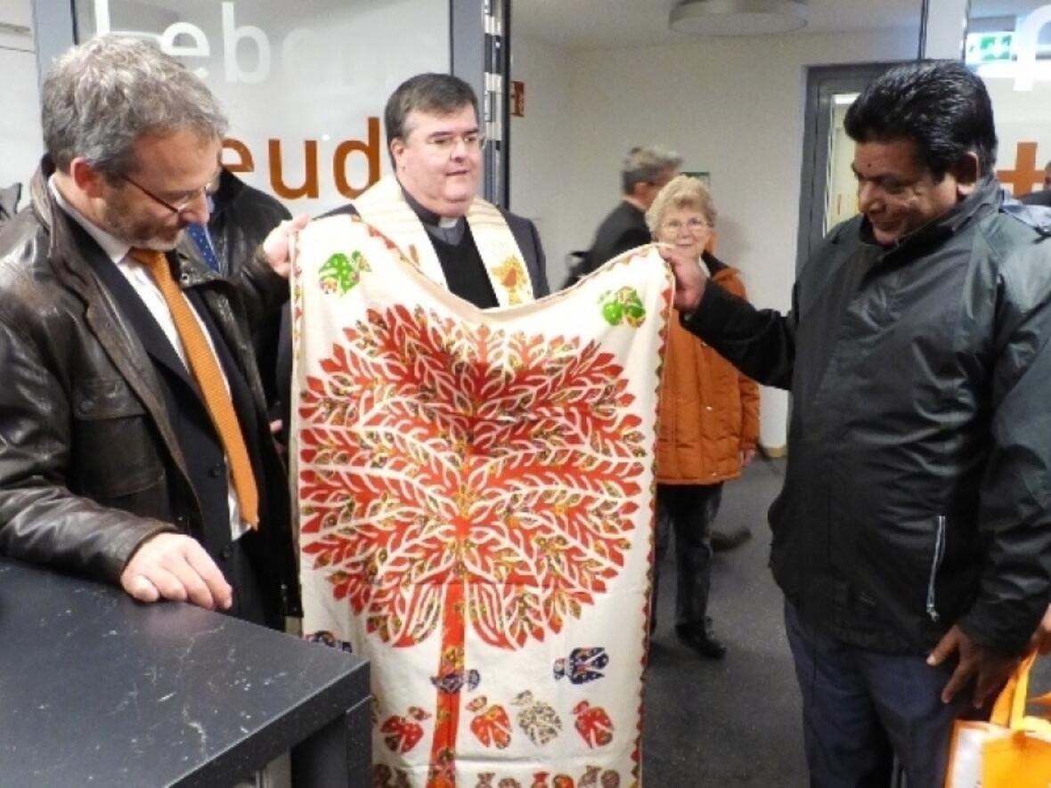 Indische Gäste bringen ein Geschenk zur Einweihung. (Foto: Kolping)