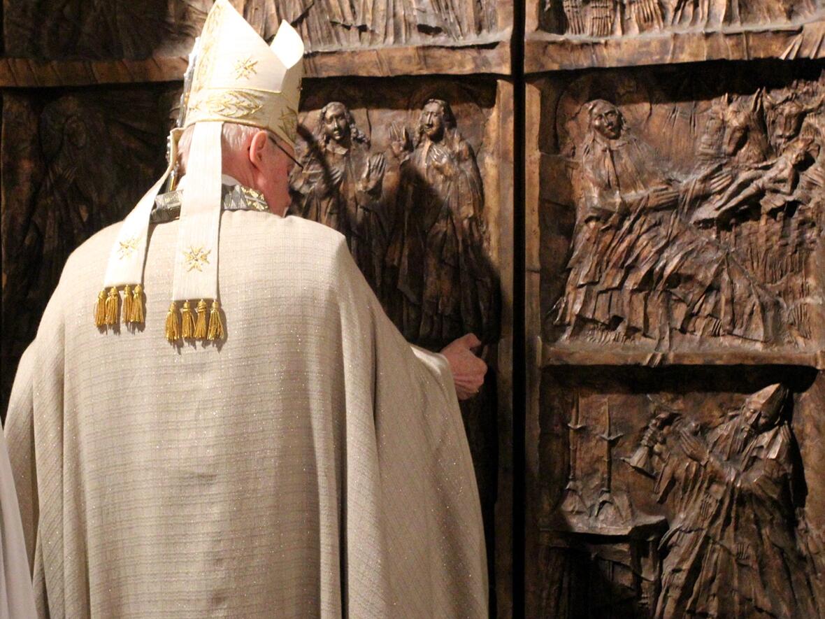 Nach einer feierlichen Prozession der Gläubigen durch die Heilige Pforte wurde sie von Bischof Konrad geschlossen. (Foto: Annette Zoepf/pba)