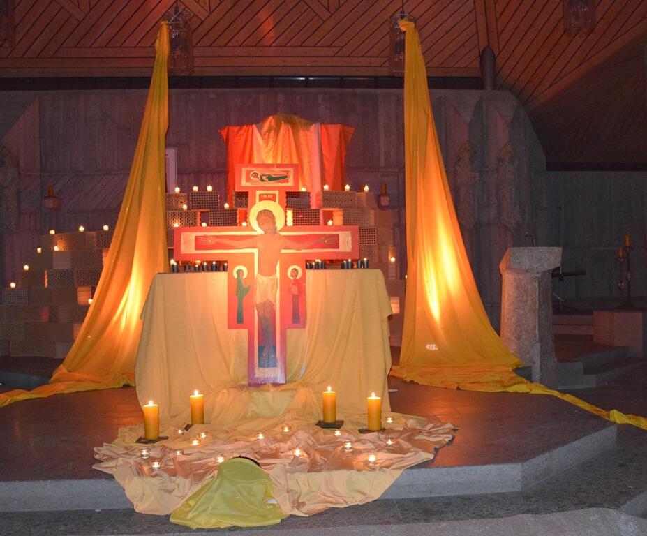 Zur ersten „Nacht der Lichter“ waren am Freitag in die katholische Pfarrkirche St. Hedwig rund 300 Gläubige gekommen. Frère Timothée aus Taizé sprach über „Neue Wege der Solidarität“. (Foto: Sabine Verspohl-Nitsche/pdke)