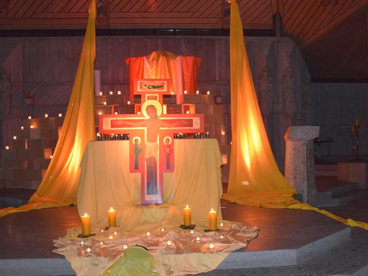 Zur ersten „Nacht der Lichter“ waren am Freitag in die katholische Pfarrkirche St. Hedwig rund 300 Gläubige gekommen. Frère Timothée aus Taizé sprach über „Neue Wege der Solidarität“. (Foto: Sabine Verspohl-Nitsche/pdke)