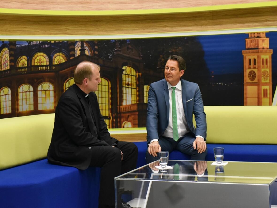 Weihbischof Florian Wörner im "Stadtgespräch" mit Jan Klukkert. (Foto: pba/Romana Kröling)
