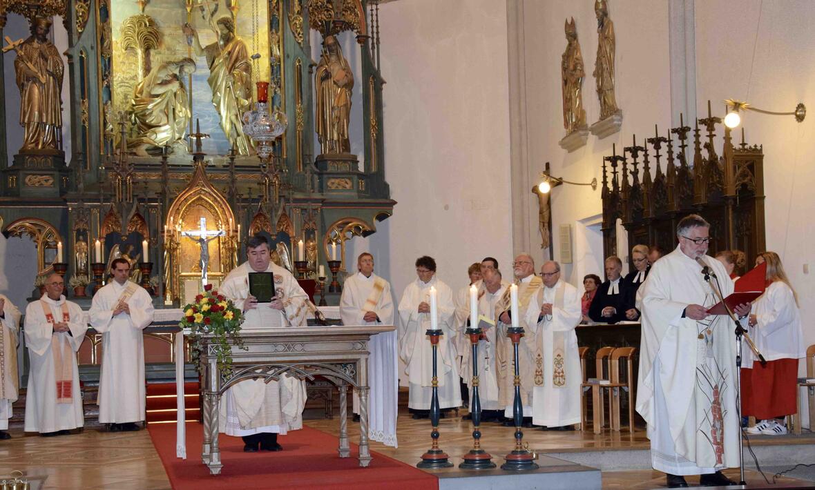 Während der Amtseinführung durch Generalvikar Heinrich sprach Dekan Karl-Bert Matthias das Glaubensbekenntnis und den Treueeid gegenüber dem Bischof. (Foto: Sabine Verspohl-Nitsche/pba)