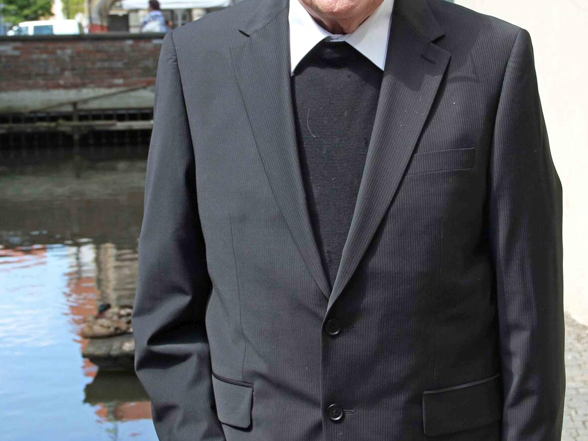 Weihbischof Max Ziegelbauer am Stadtbach seiner geliebten Heimatstadt Memmingen. (Archivaufnahme aus dem Jahr 2013. Foto: Alexandra Wehr/Pressestelle Stadt Memmingen)