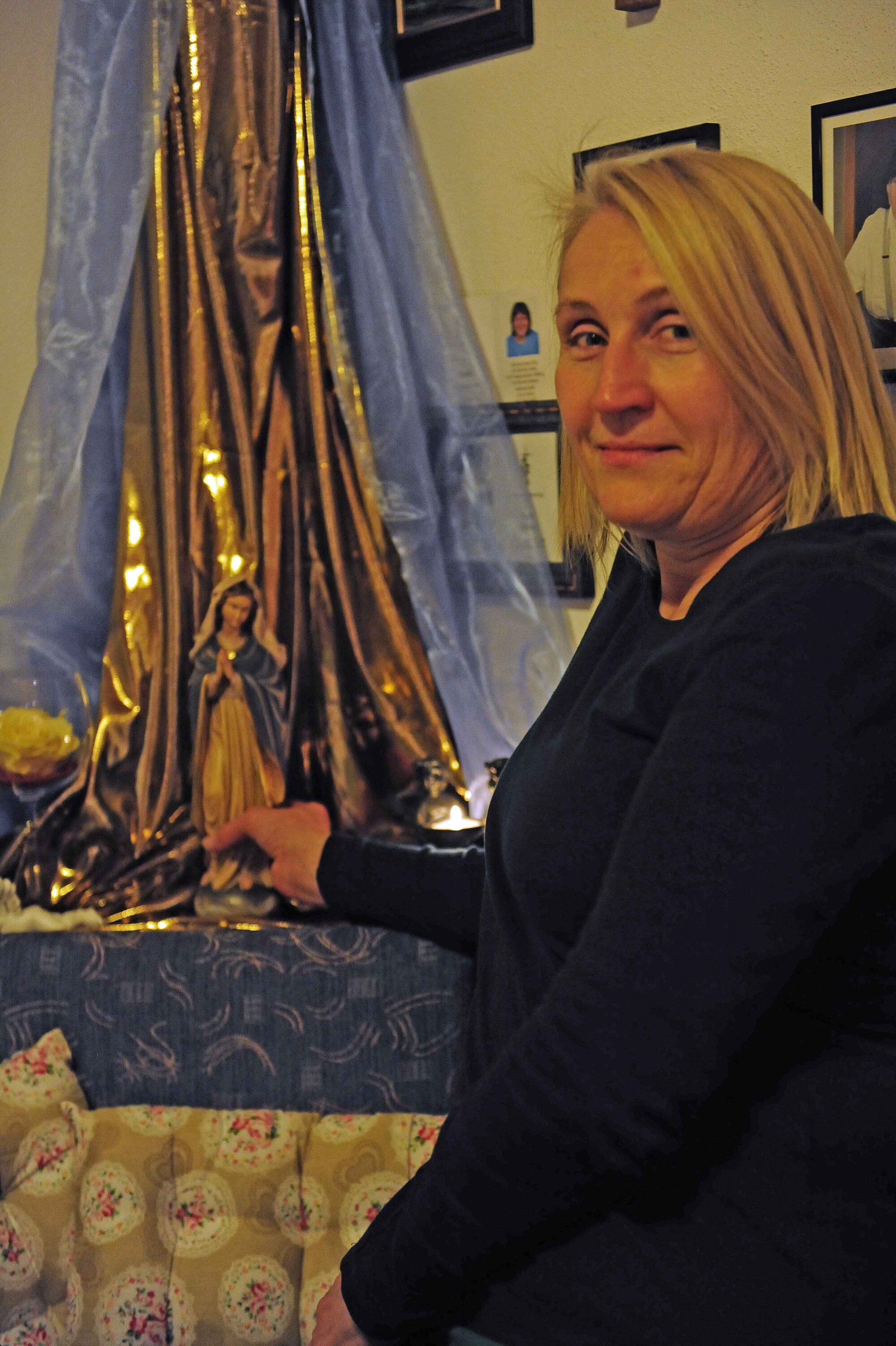 Schon seit vielen Jahren macht Maria auch bei Familie Franz Station. Die Figur wird direkt am Esstisch platziert. Foto: Maria Steber / pba. 