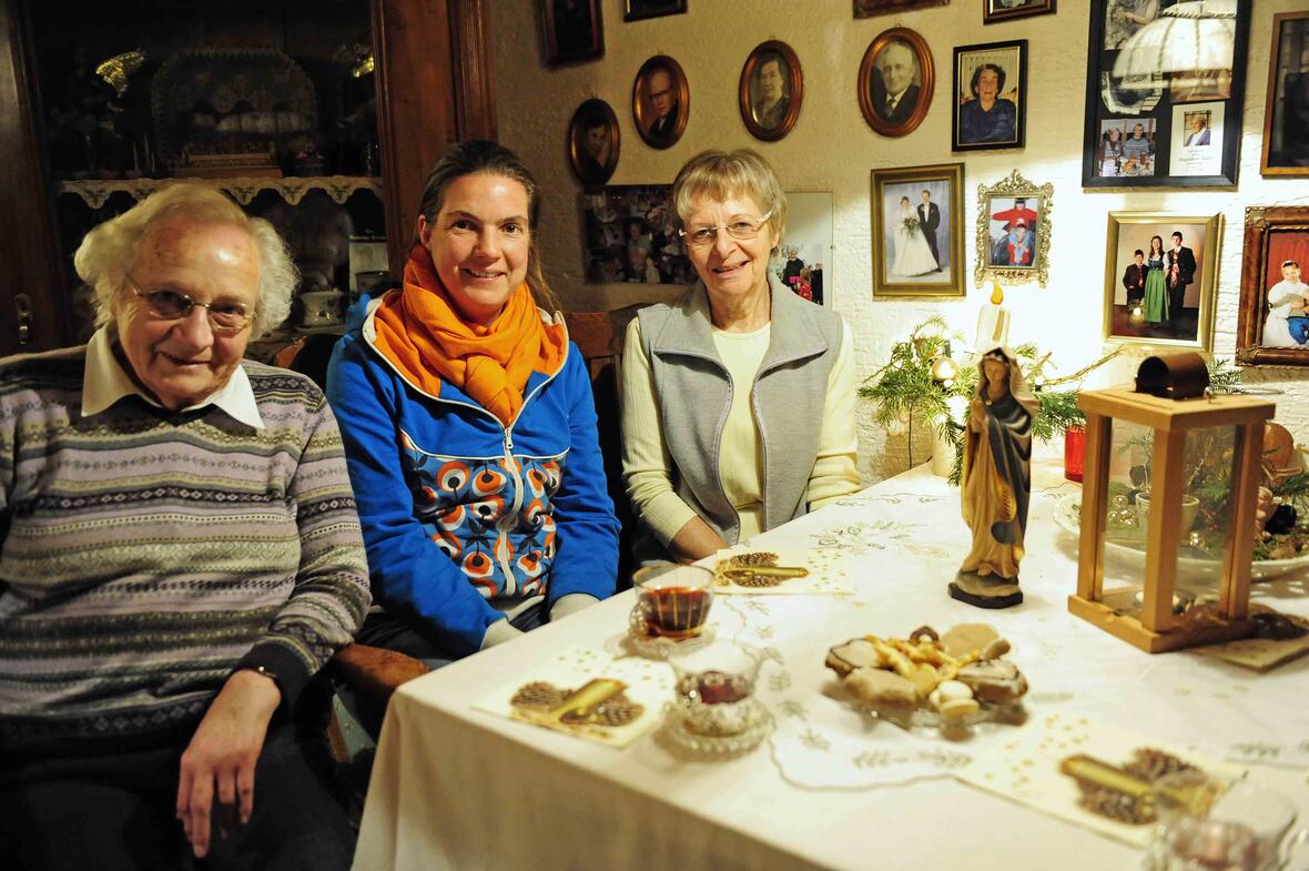 Die Trägerinnen des Frauenbunds: Sie bringen die Marienfigur von Haus zu Haus. Foto: Maria Steber/pba.